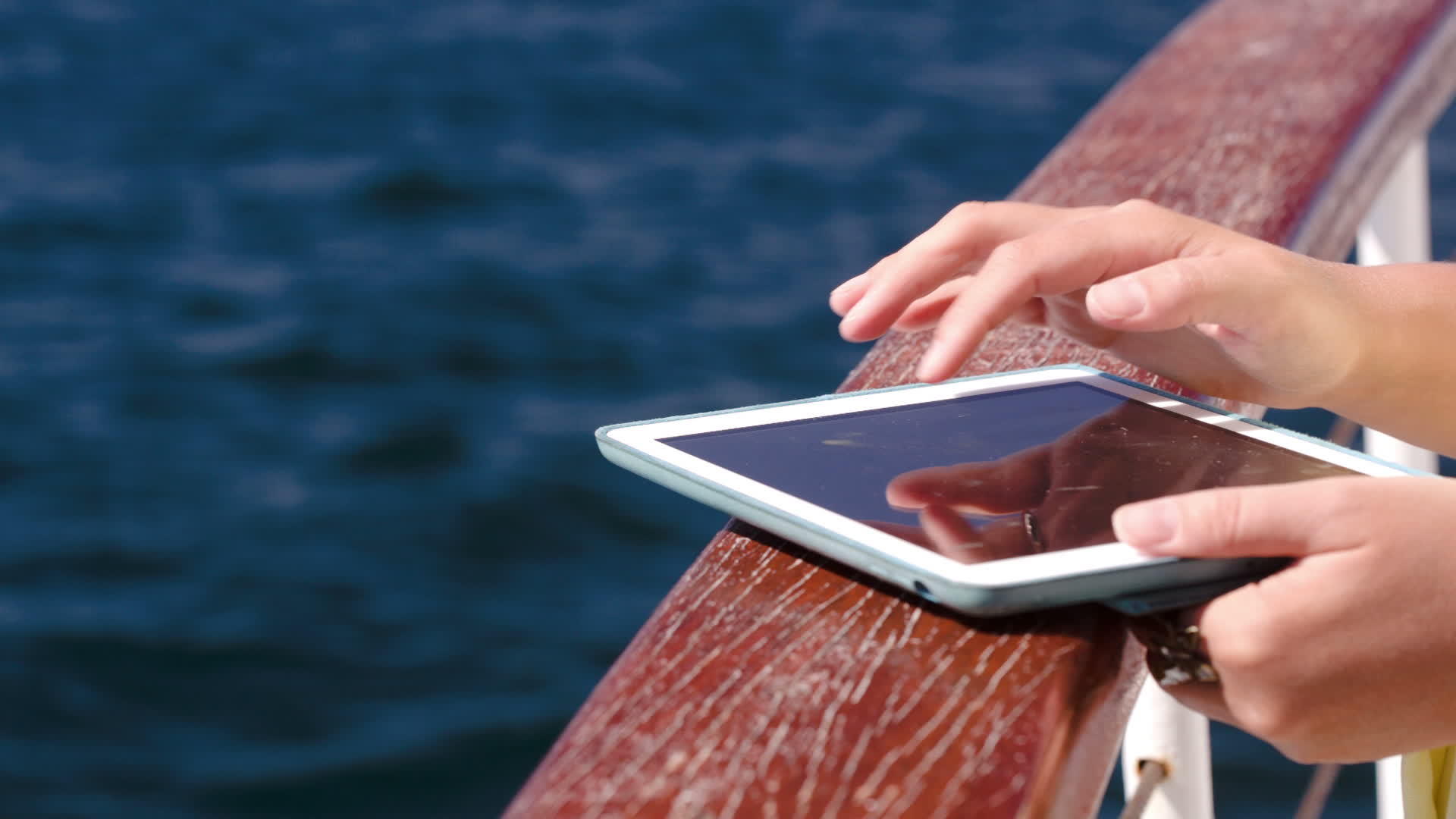妇女在海上旅行时使用坐垫视频的预览图