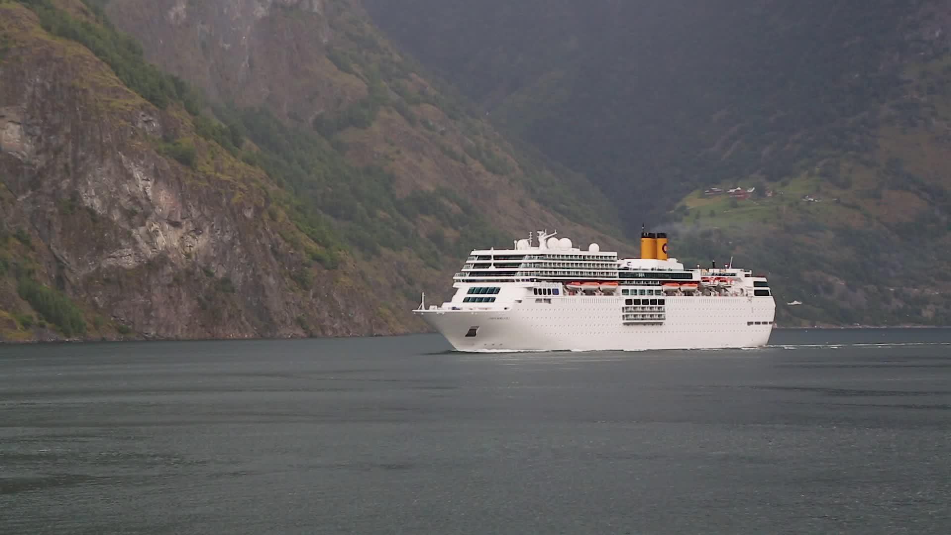 大型游轮进入挪威湾视频的预览图