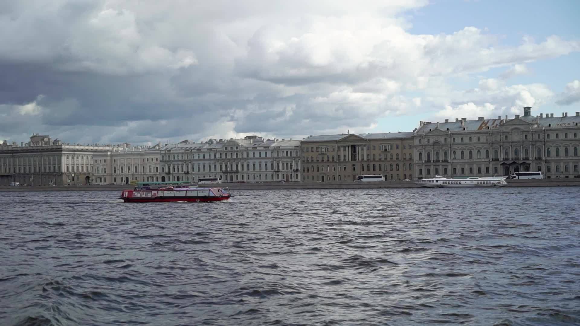 在城市的一条河运河中客船和游客欣赏涅瓦河宫殿桥和彼得保罗视频的预览图