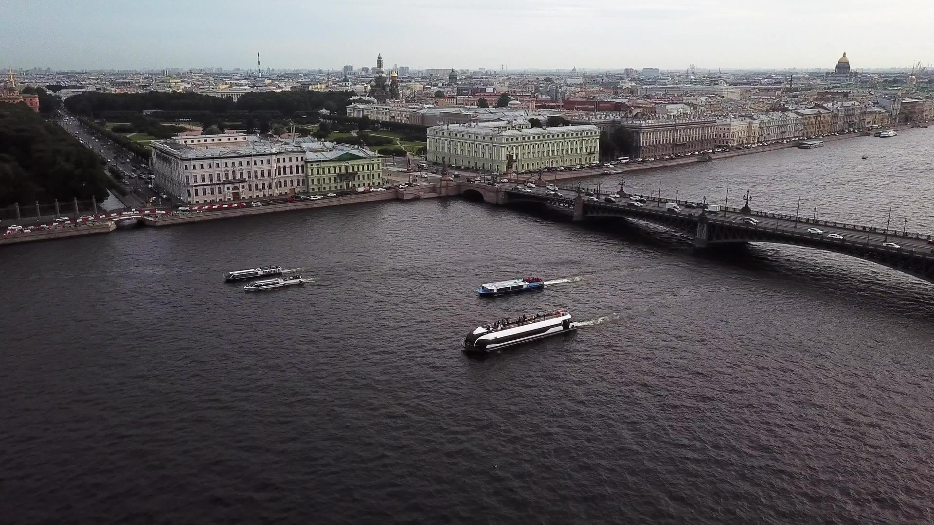 乘客轮在城市的一条河上载着游客视频的预览图