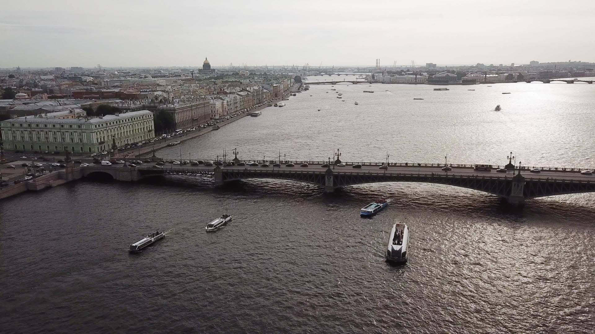 乘客轮在城市的一条河上载着游客视频的预览图