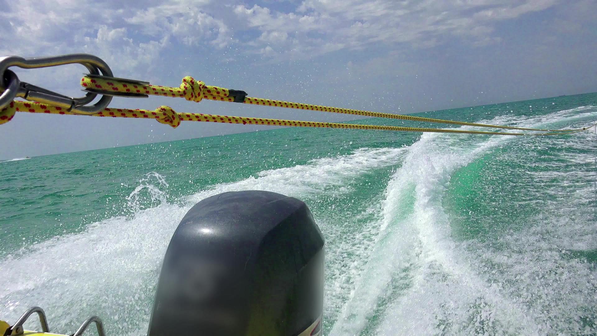 在公海上高速航行的游艇机动车视频的预览图