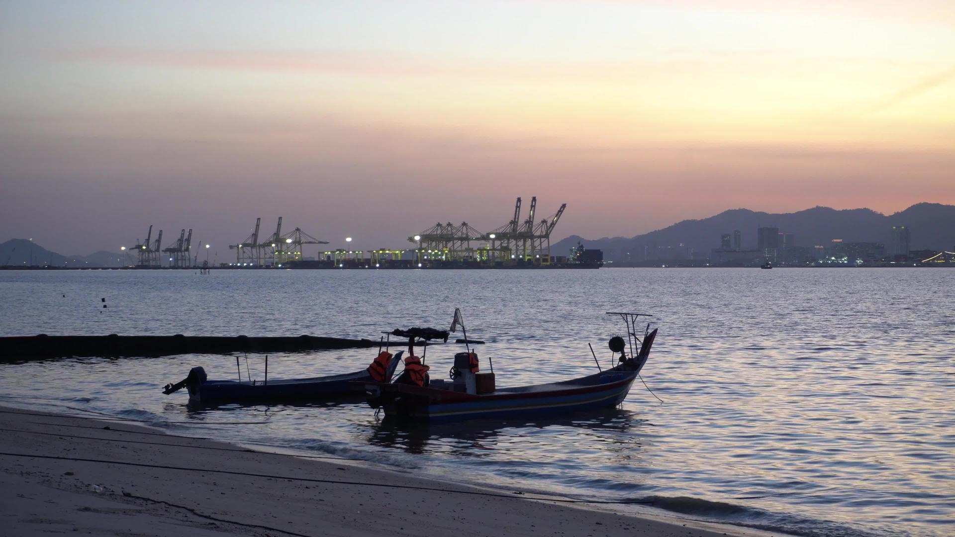渔船和集装箱货船码头视频的预览图