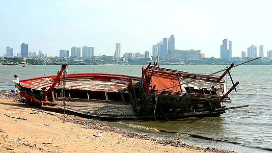 由于暴风雨海滩上的渔船被炸毁视频的预览图