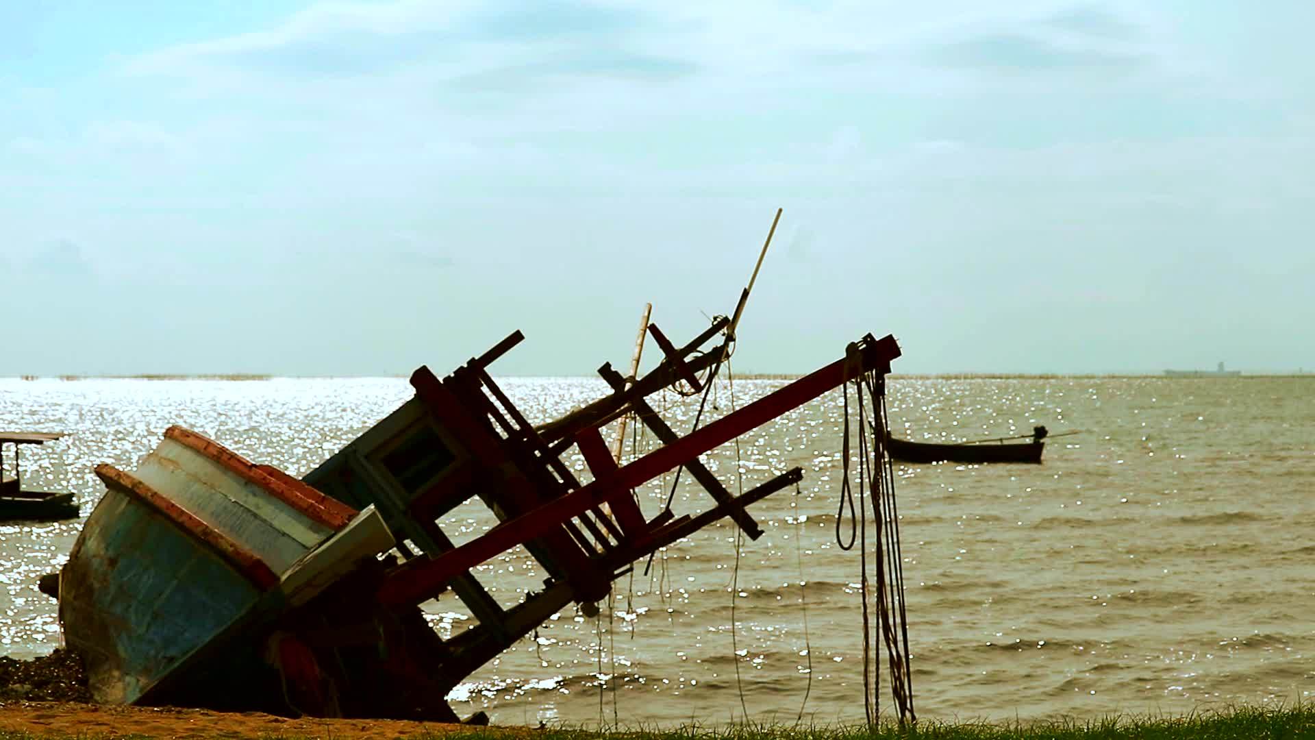 因为风暴海滩上的渔船2视频的预览图