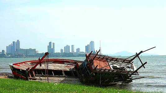 海滩上的渔船残骸是由风暴1造成的视频的预览图