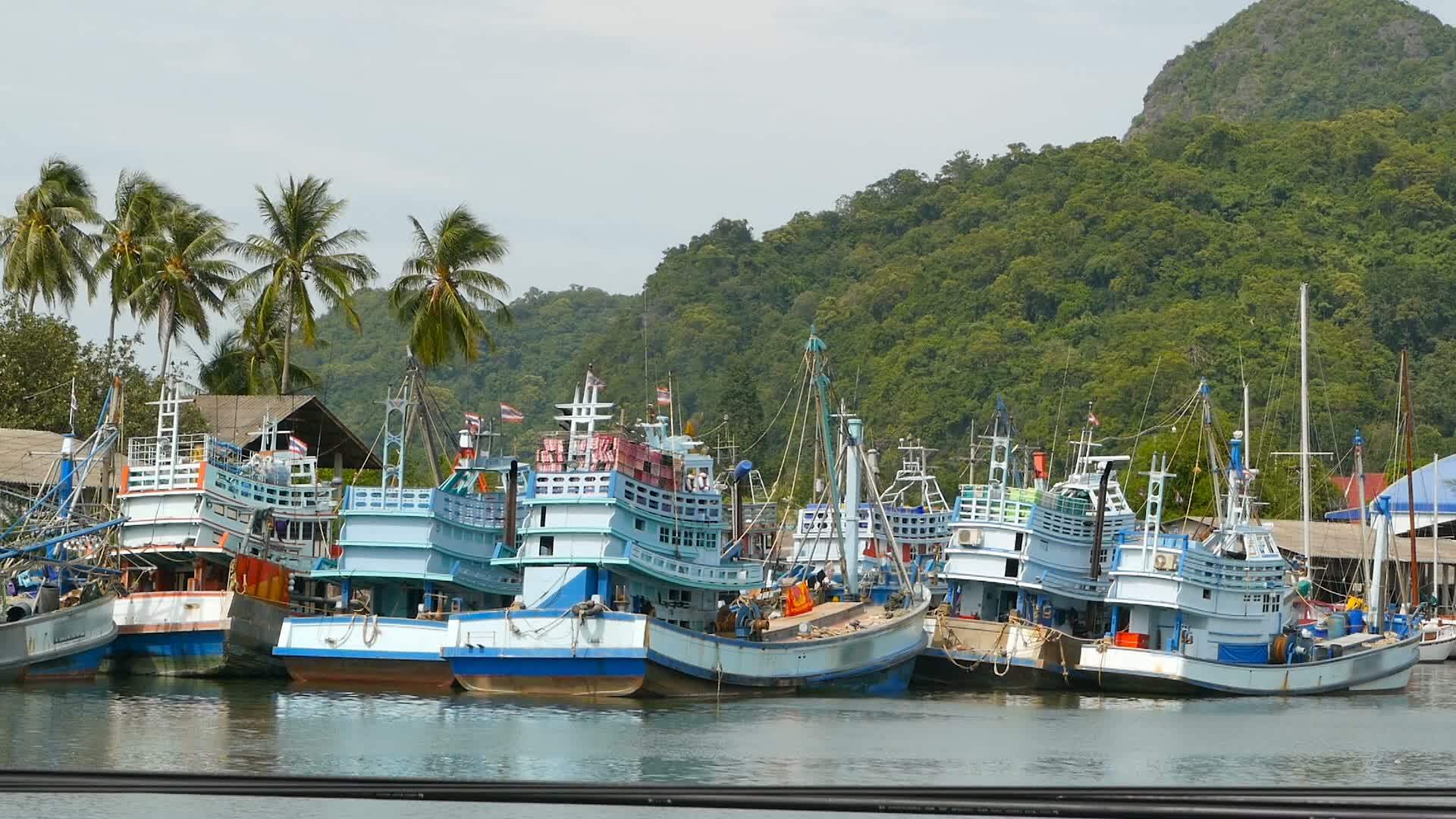 泰国卡农2018年9月21日沿海生锈的船只和生锈的船只视频的预览图