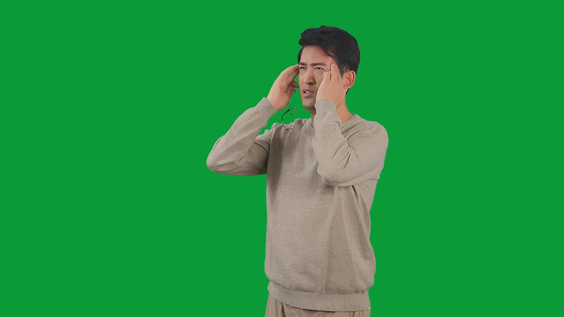 4K绿幕男性头痛视频的预览图
