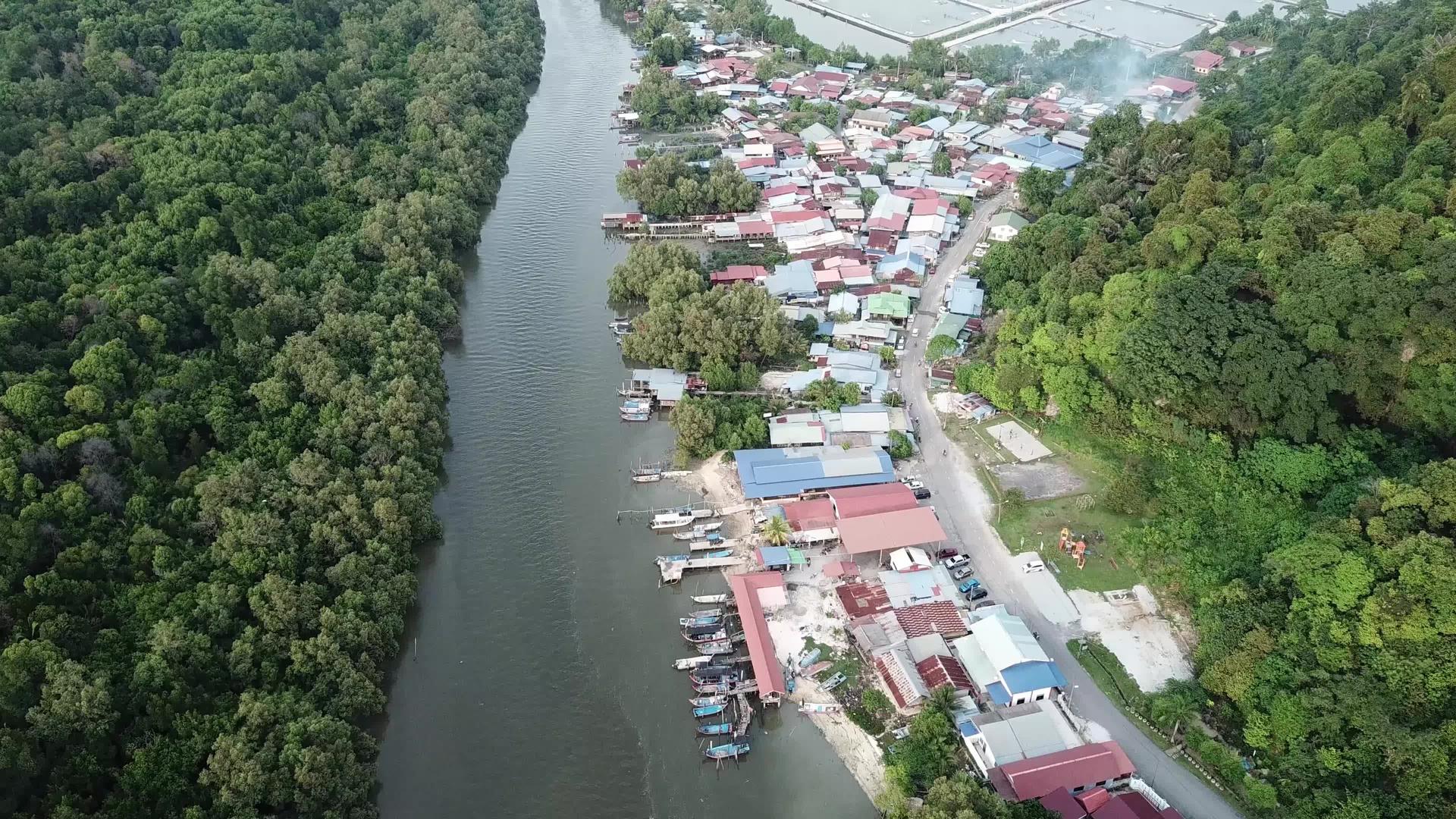 飞越马来西亚传统渔村的飞机视频的预览图