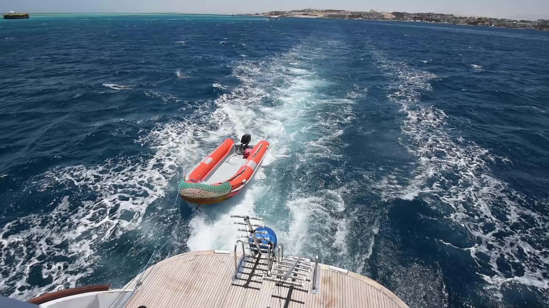 当你乘坐豪华摩托车游艇横渡热带海洋时视频的预览图