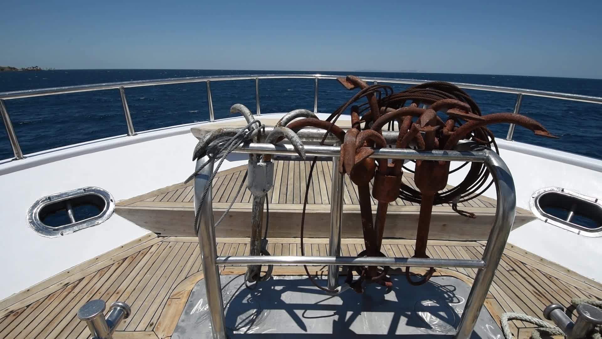 停在热带海洋上的机动游艇弓视频的预览图