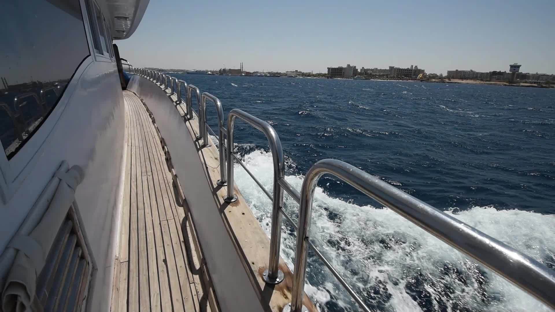 乘坐豪华马车游艇穿越热带海洋视频的预览图