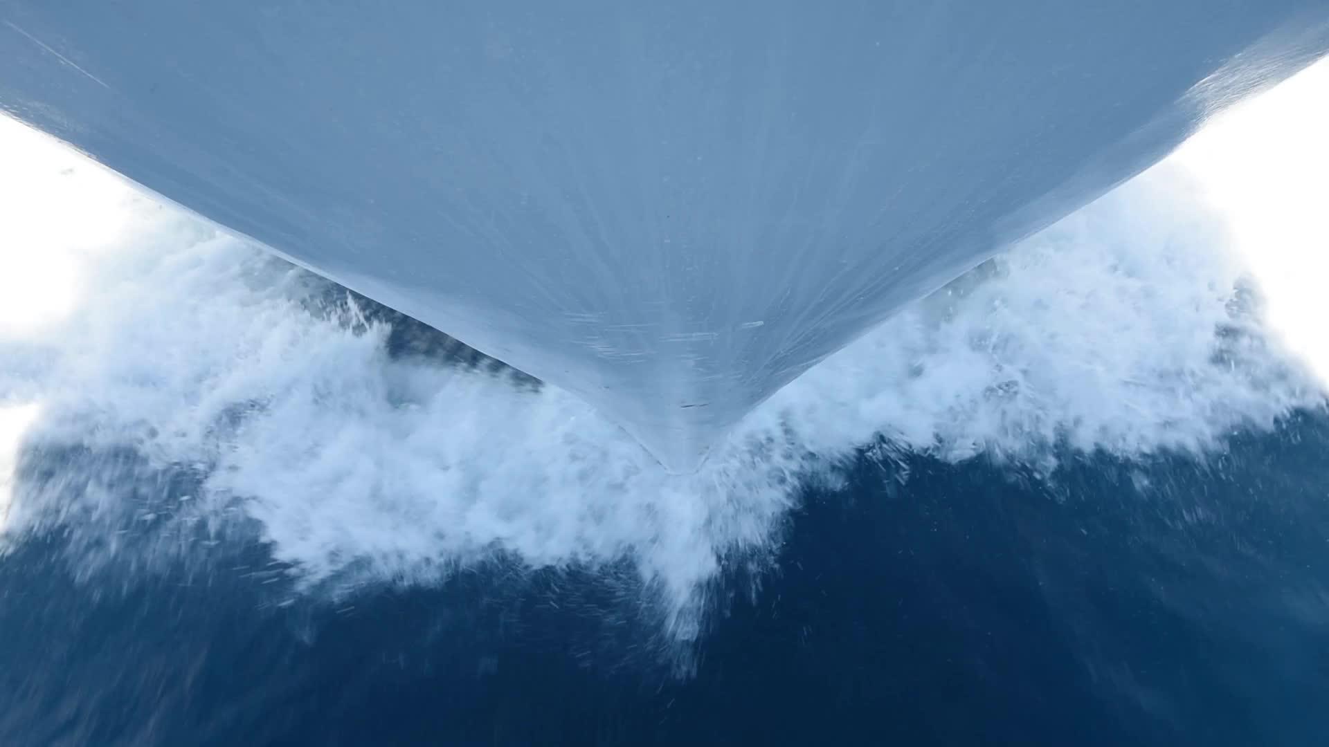 船弓在水中航行时醒来视频的预览图