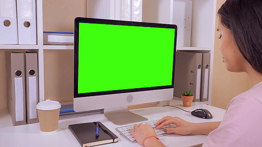 企业家在工作场所使用笔记本电脑视频的预览图