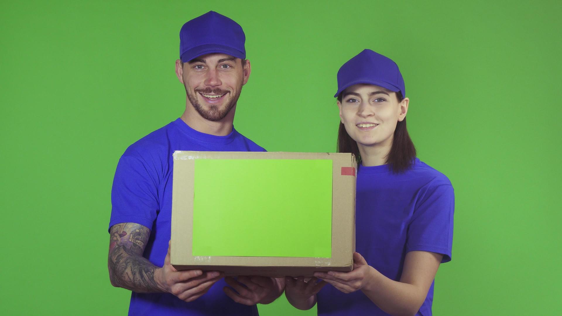 两个快乐的专业送货员拿着相机包装箱视频的预览图