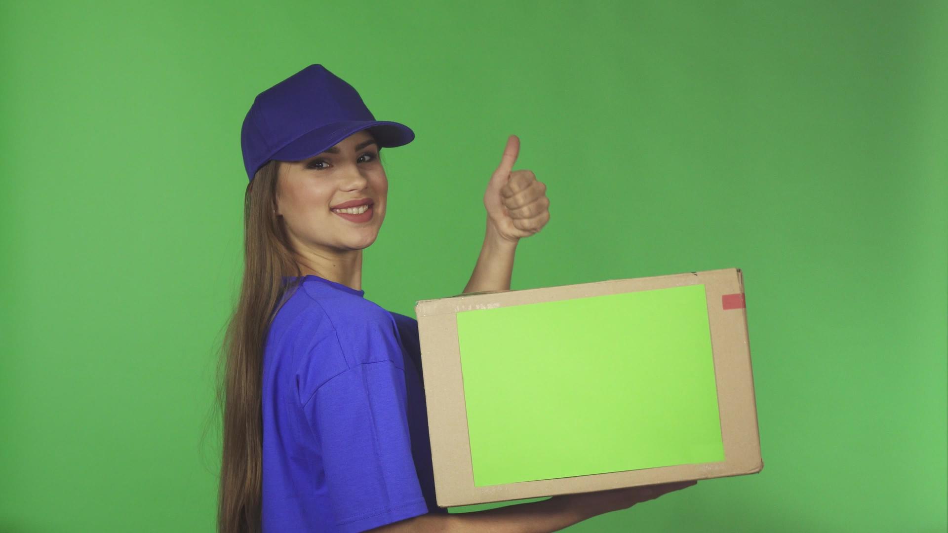华丽的送货服务女性代理展示手持式纸板盒视频的预览图