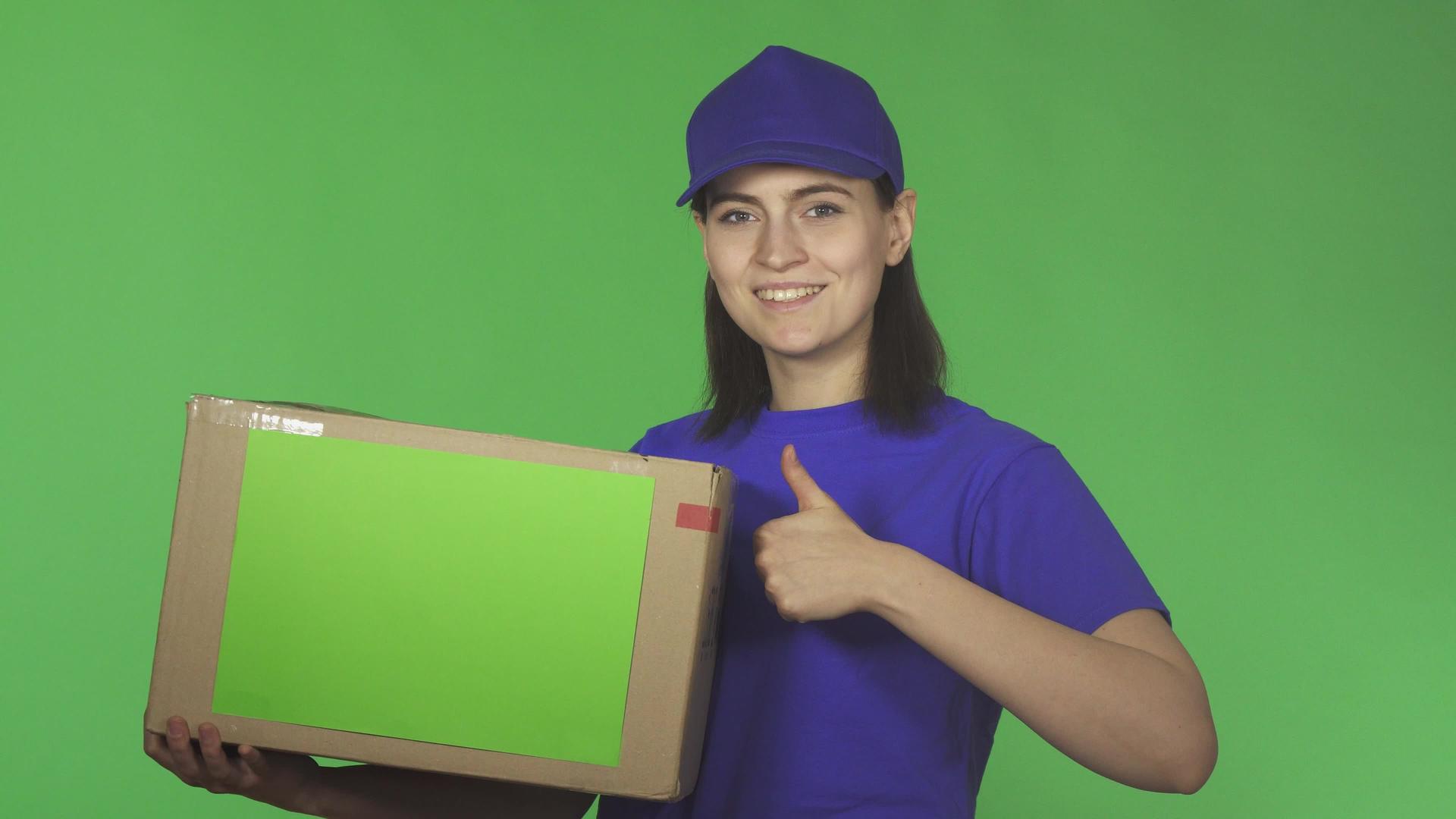 迷人的年轻女性手持纸板盒露出拇指视频的预览图