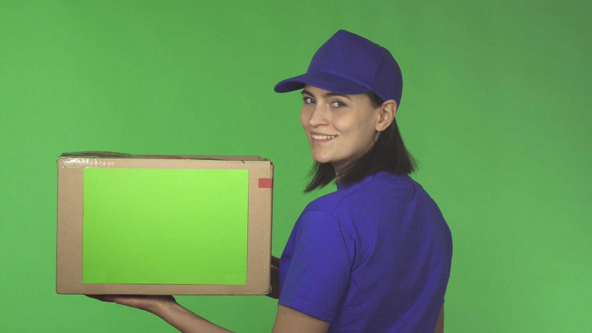 一名背着纸板箱的送货女子对着肩膀微笑视频的预览图