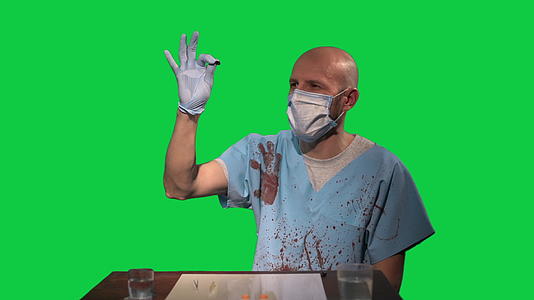 外科医生戴着沾满血迹的红色药丸视频的预览图