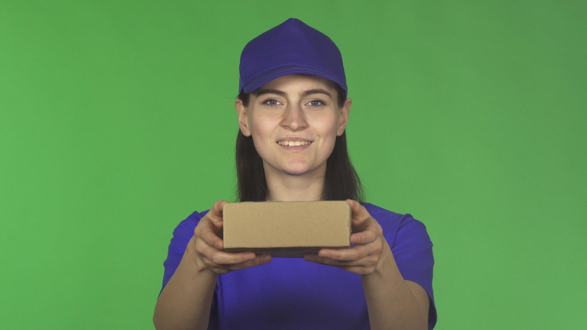 快乐送货的女人笑着拿着相机上的小包裹视频的预览图