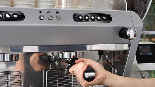 咖啡机安装过滤手柄4K视频的预览图