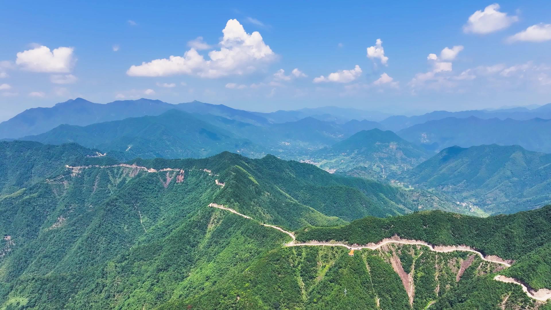 安徽皖南4K航拍自驾游徽州天路自然风光山顶公路视频的预览图