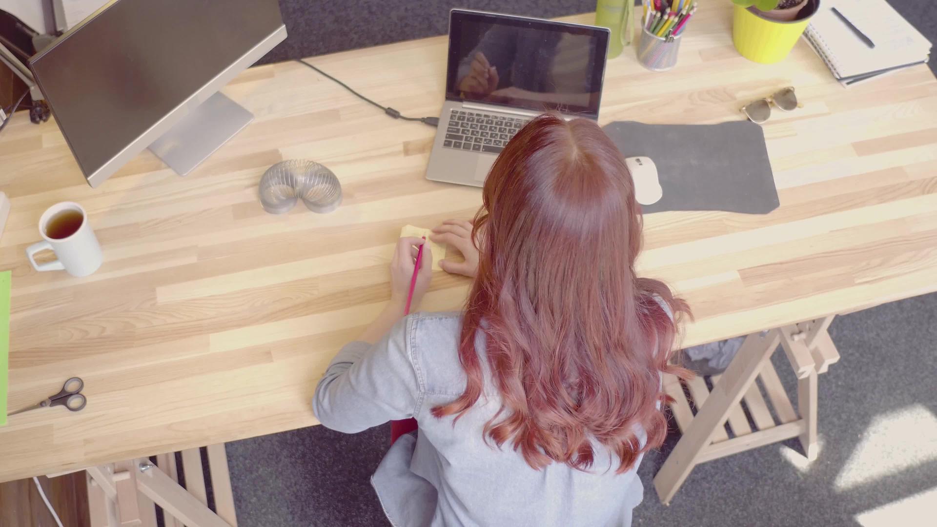 狐狸女青年商人在木桌上工作的顶级风景视频的预览图
