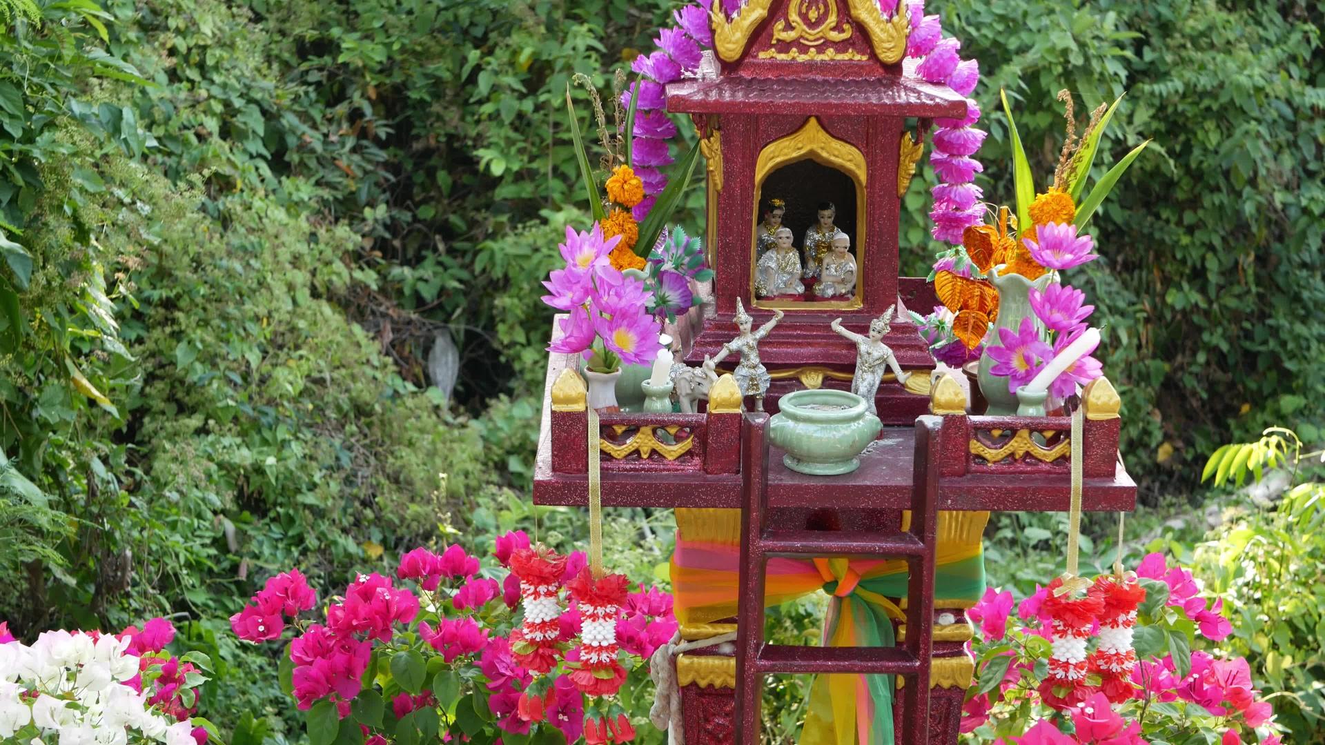 木制微型守护神屋小佛寺圣地五颜六色的花环Sanphra视频的预览图
