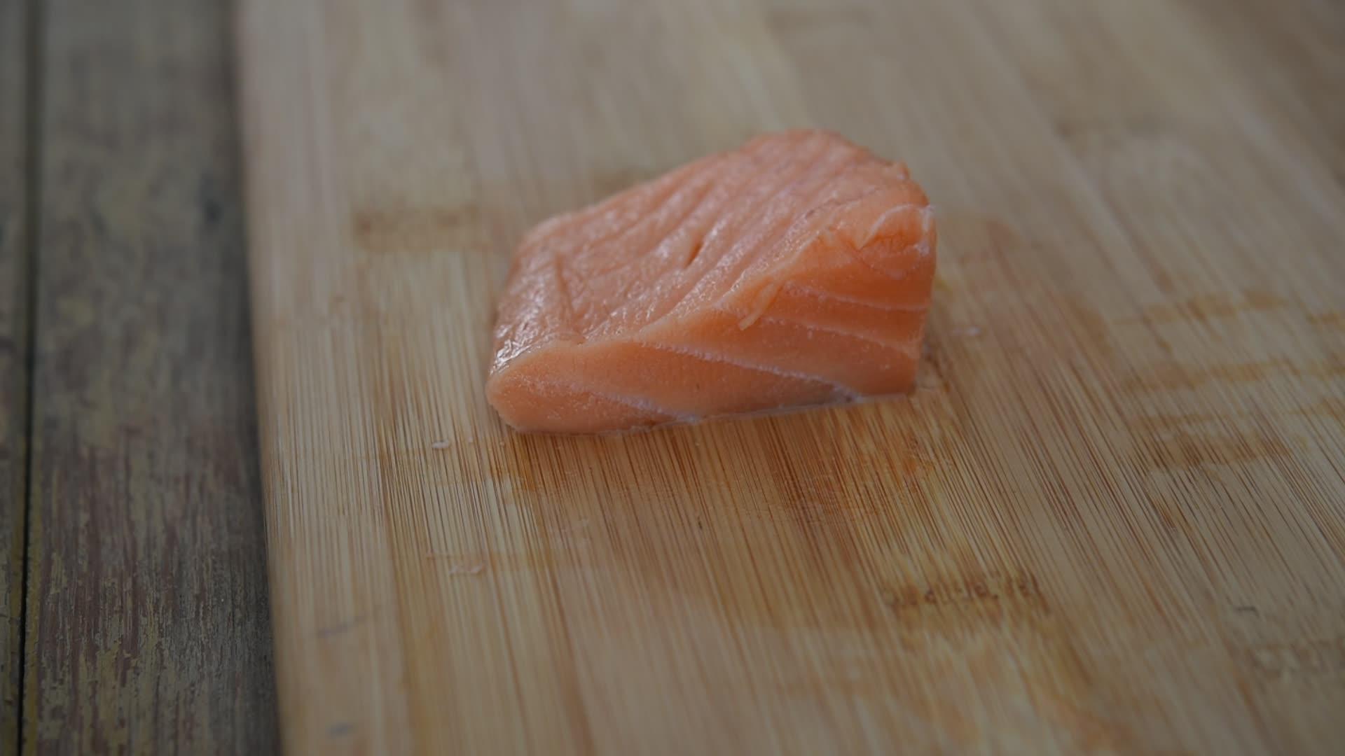 亚麻厨师切日本菜生鱼鲑鱼视频的预览图