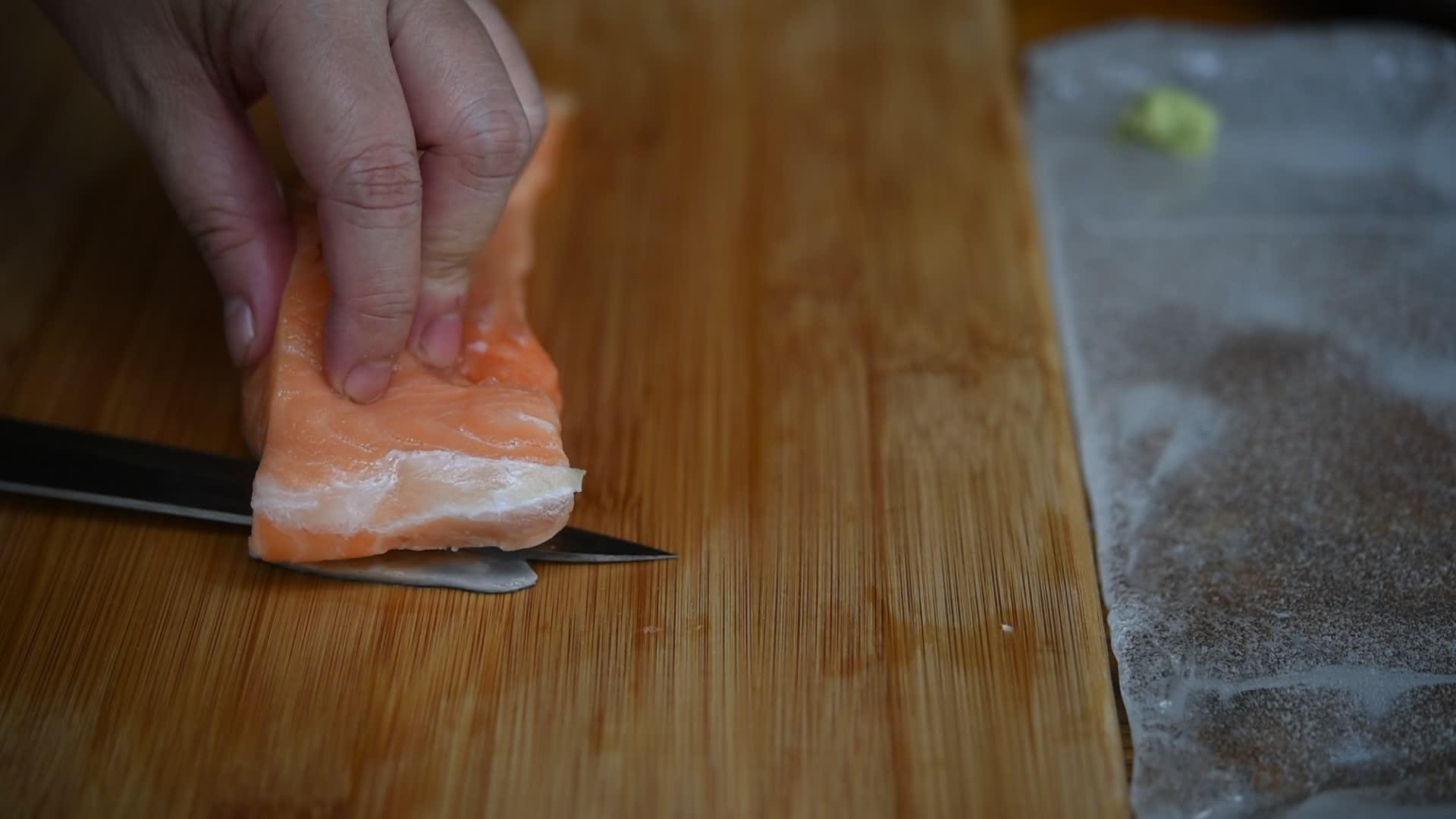亚麻厨师切日本菜生鱼鲑鱼视频的预览图