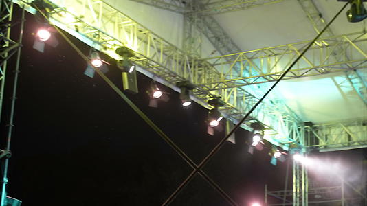 后台音乐会的聚光灯和其他设备视频的预览图