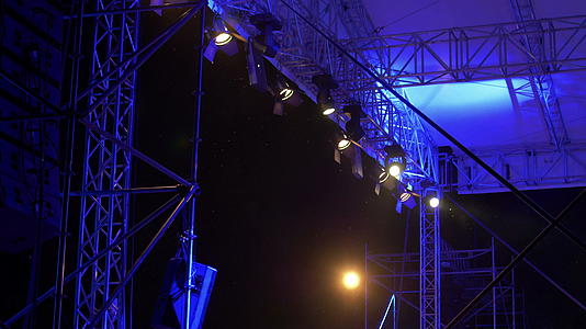 后台音乐会的聚光灯和其他设备视频的预览图