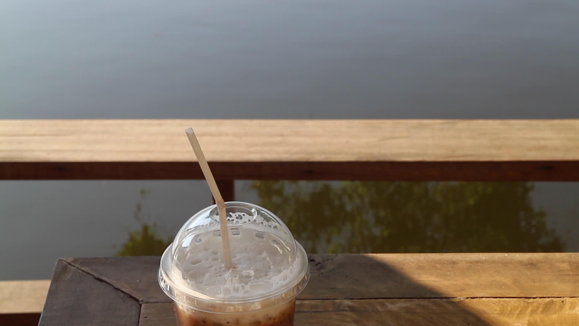 游泳池咖啡馆的咖啡时间视频的预览图