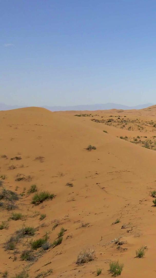 在沙漠中骑行的航拍视频的预览图