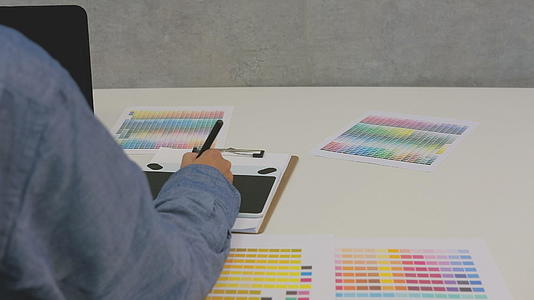 室内设计师在办公室的平板电脑上画画艺术家们正在工作视频的预览图