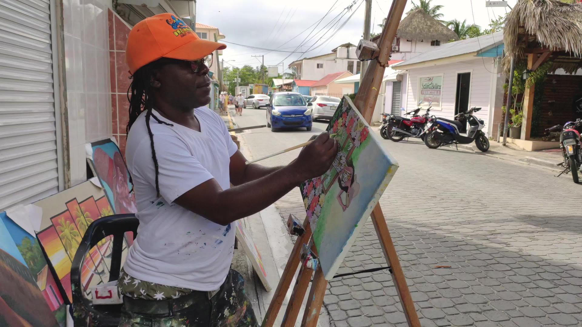 Bayahibe画家和艺术家在街上画画视频的预览图