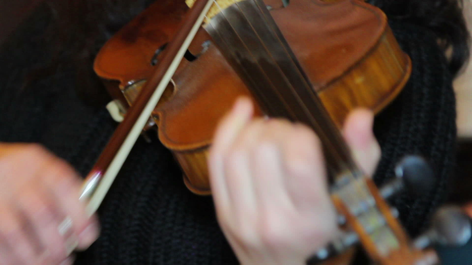 女人玩小提琴4视频的预览图