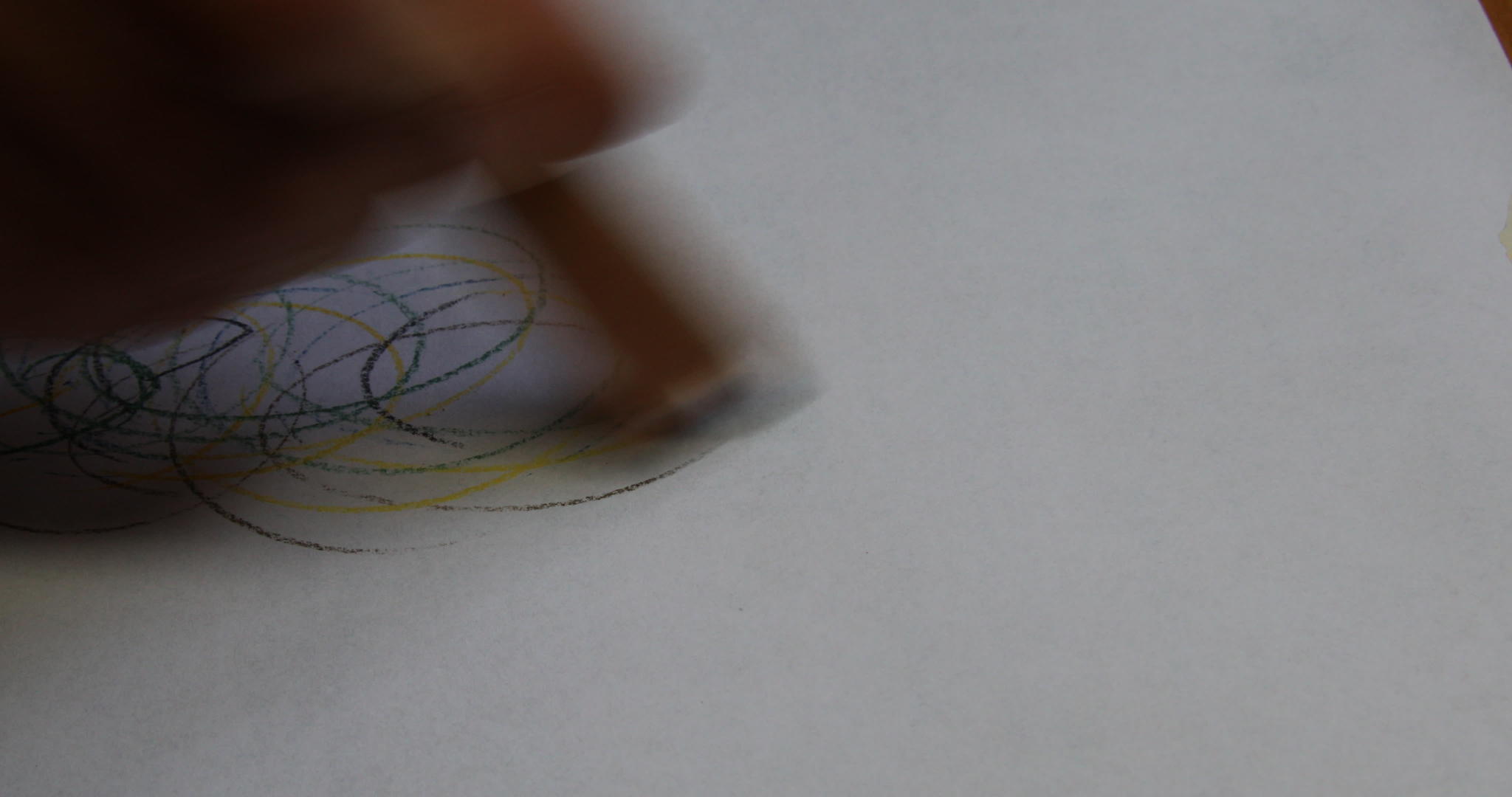 在白纸上画一朵抽象的花视频的预览图