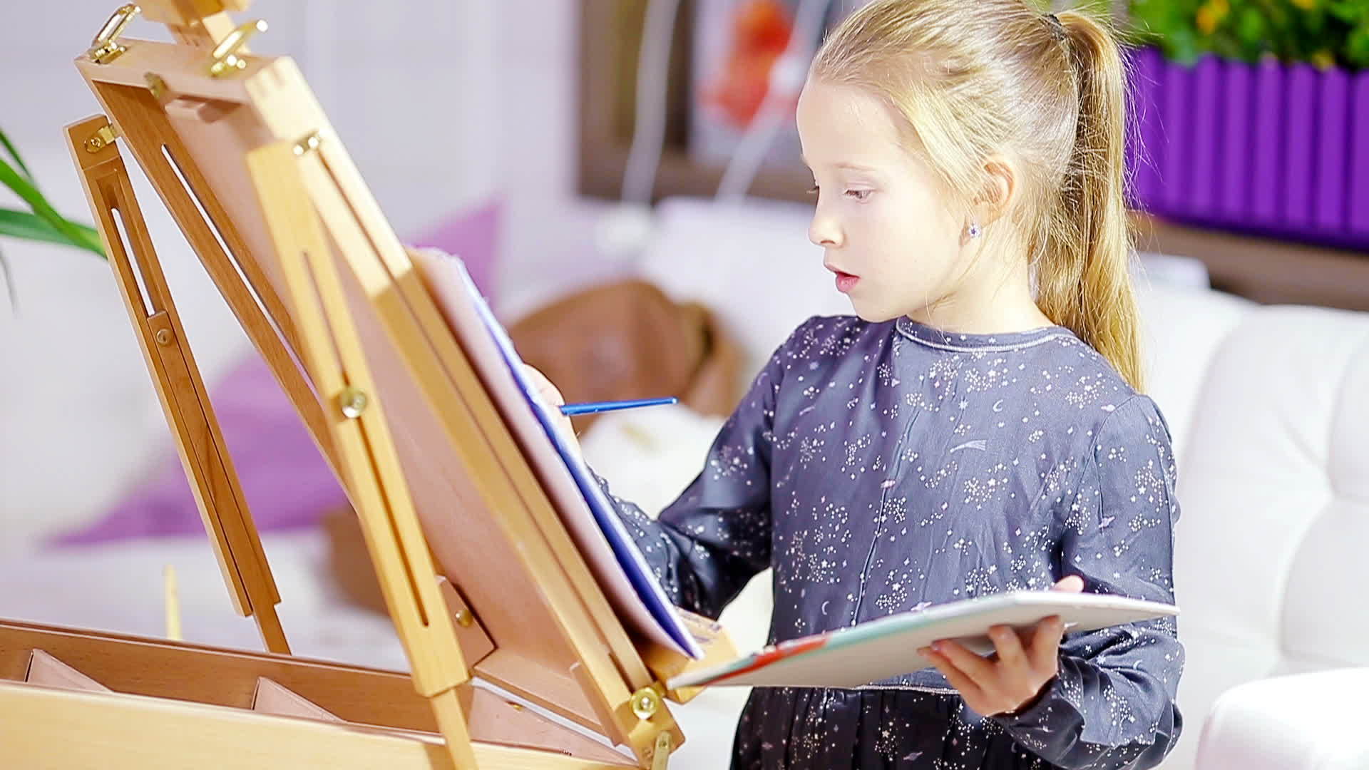 可爱的小女孩在室内壁橱上画了一幅画视频的预览图