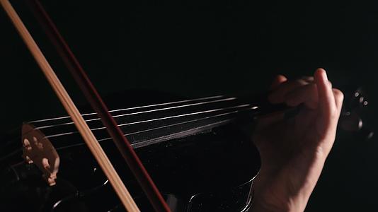 一位音乐家用美丽的灯光弹奏小提琴视频的预览图