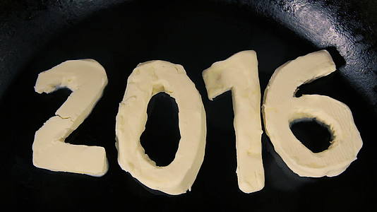 在火锅上熔化并关闭顶部视图形状为2016年的黄油视频的预览图