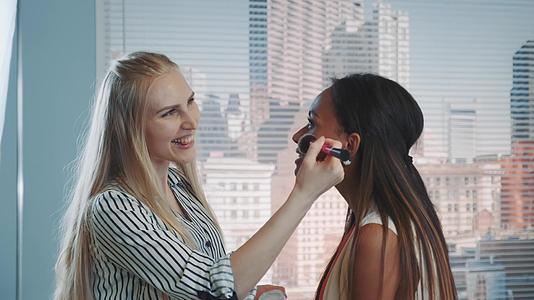 在黑色模型上加上化妆师化妆师的化妆背景是摩天大楼视频的预览图