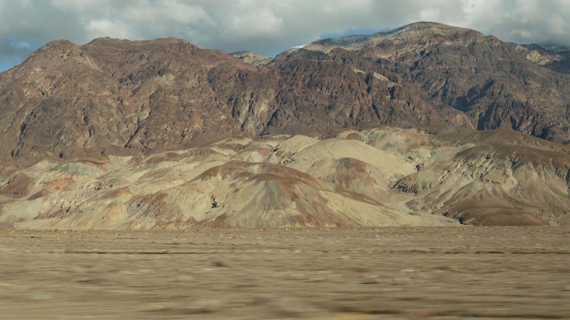 前往加利福尼亚艺术家调色板大道死亡谷视频的预览图