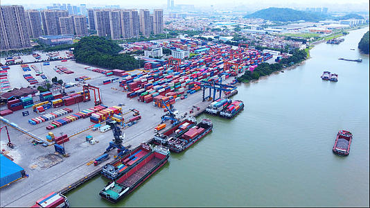4k高清航拍广州南海货柜码头港口视频的预览图