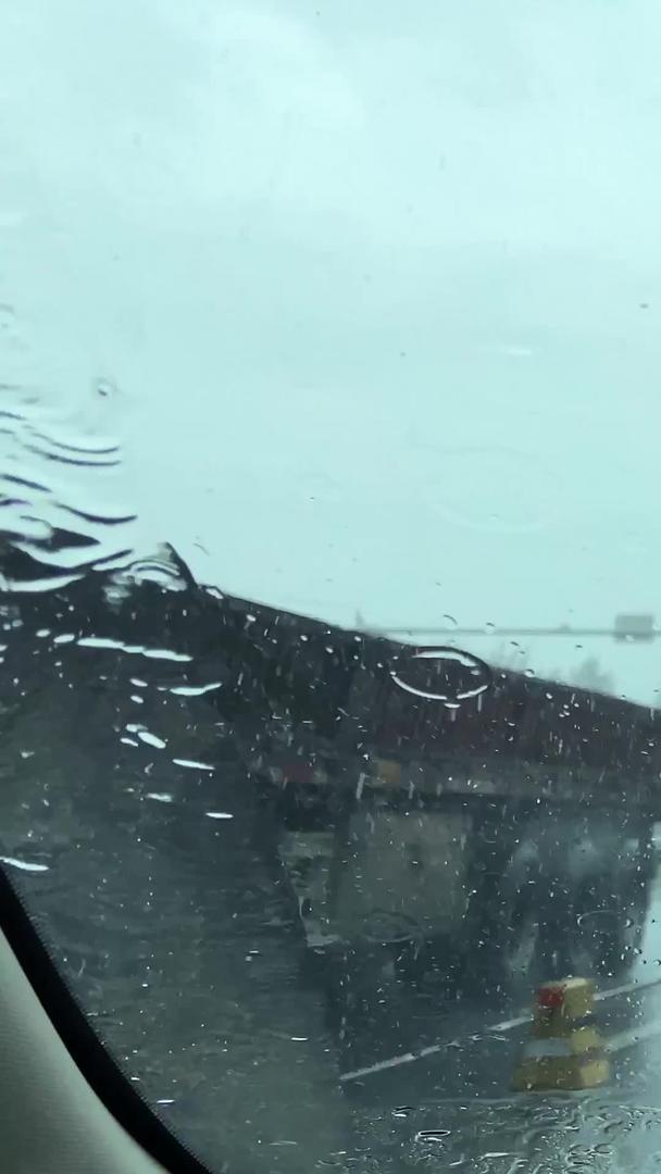 夏季大雨暴雨私家车前窗外雨刮器视频的预览图