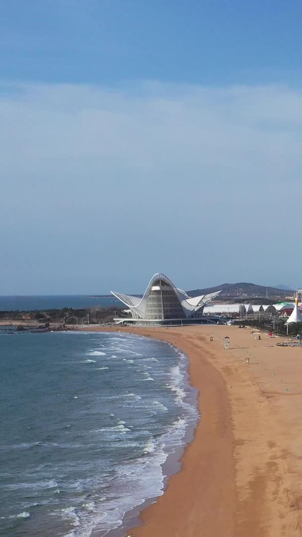 青岛金沙滩海水浴场航拍视频视频的预览图