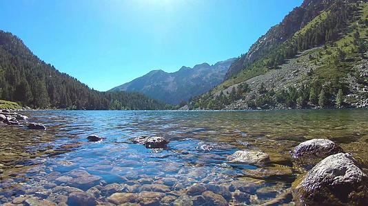 在阳光明媚的一天西班牙比利牛斯山脉的瀑布和湖泊视频的预览图
