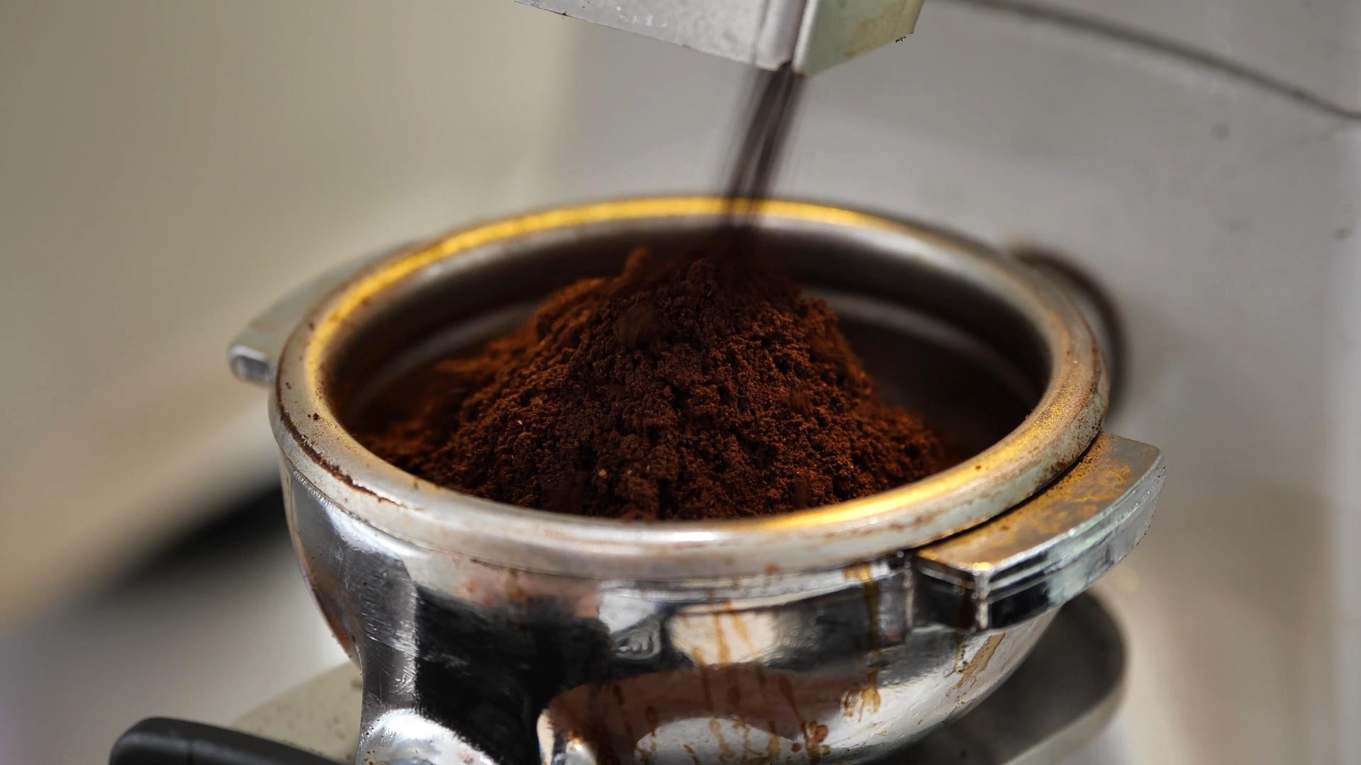 咖啡机过滤手柄磨粉大特写视频的预览图