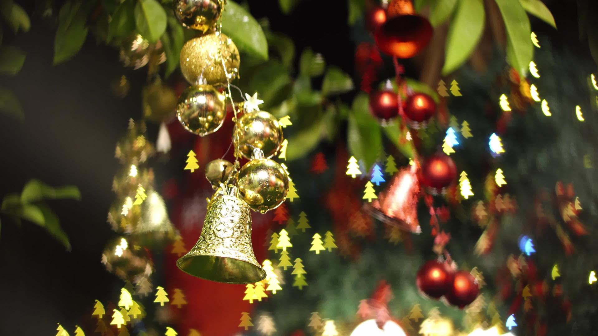 树上的钟声和球的圣诞装饰视频的预览图
