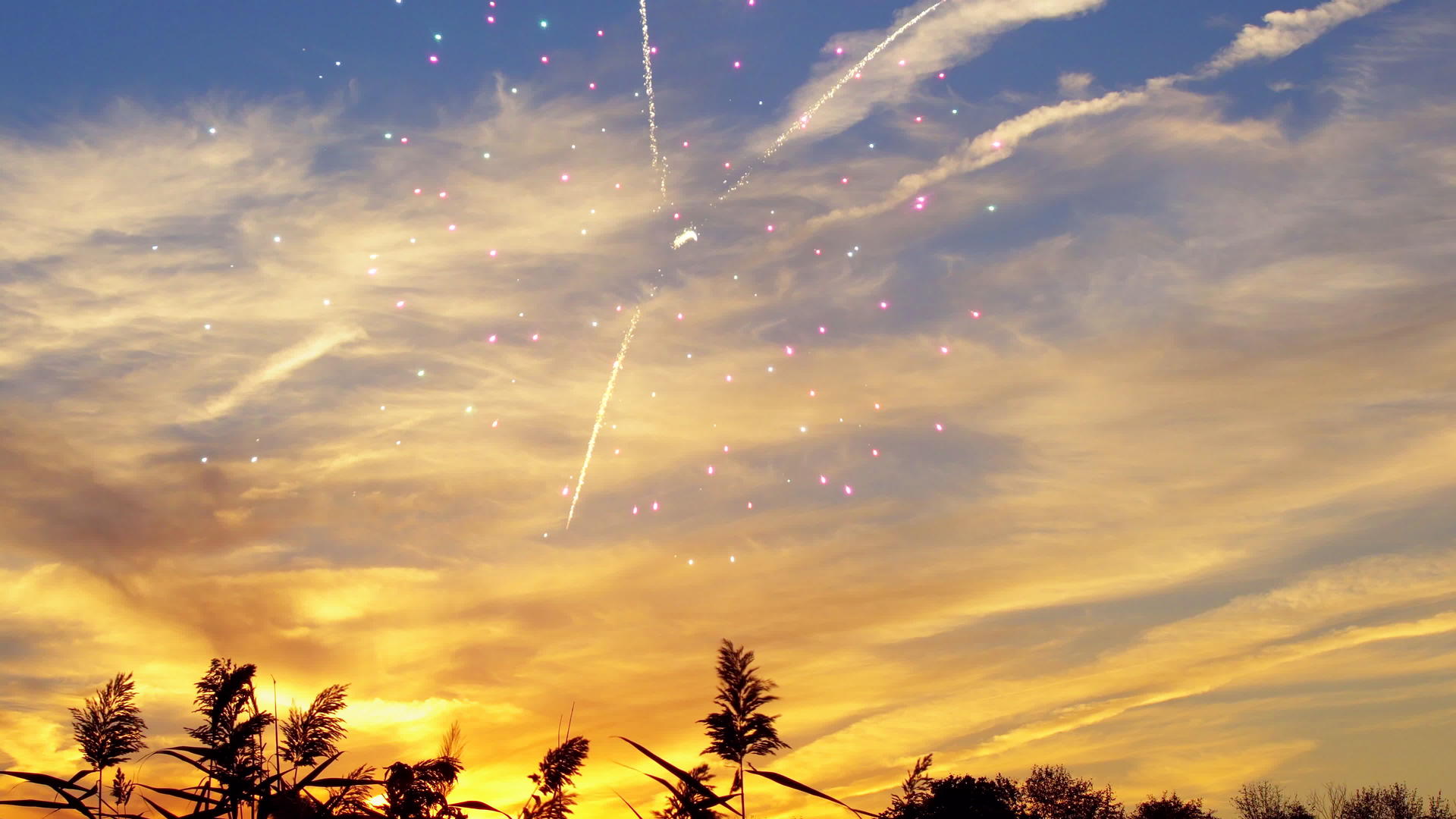 包括乌云天空的日落从庆祝节日的烟花独立日July4thy视频的预览图